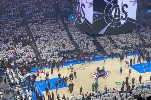 雷霆主场两位男球迷cos修女，对飚马刺主场修女奶奶